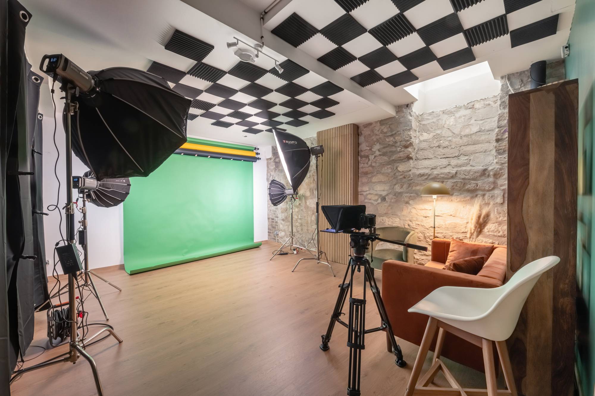 Le studio Dreamcast : fond vert Colorama, éclairages Aputure, caméra sur pied et espace canapé
